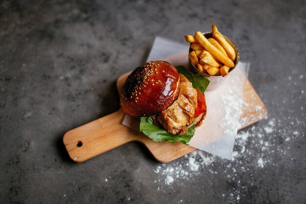 vista superior de hamburguesa con papas fritas