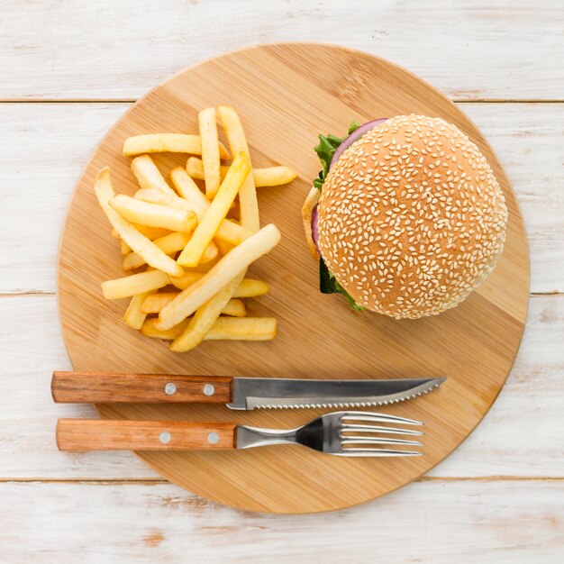 Vista superior hamburguesa con papas fritas