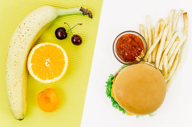 Foto gratuita vista superior hamburguesa vs fruta