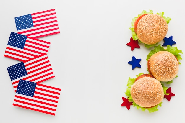 Vista superior de hamburguesas con banderas americanas y estrellas