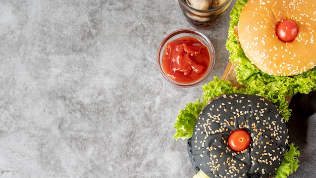 Foto gratuita vista superior de hamburguesas con espacio de copia