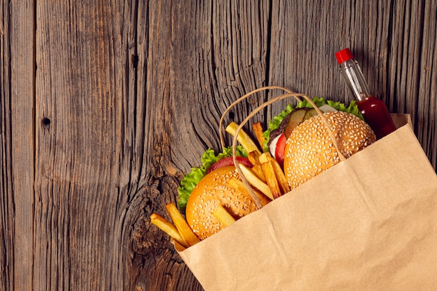 Foto gratuita vista superior de hamburguesas con papas fritas en una bolsa.