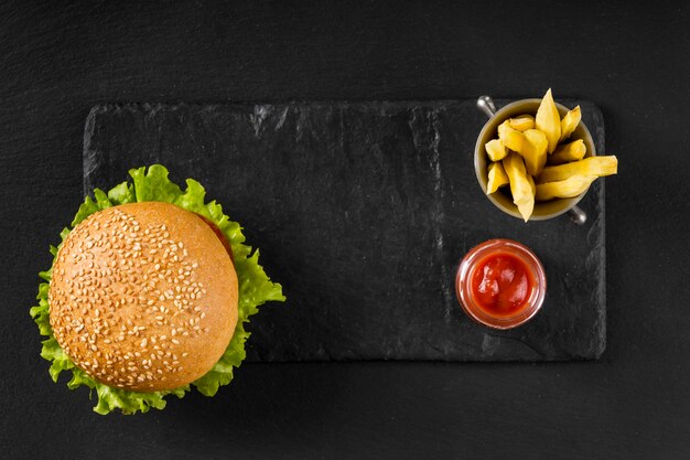 Vista superior de hamburguesas y papas fritas con salsa de tomate