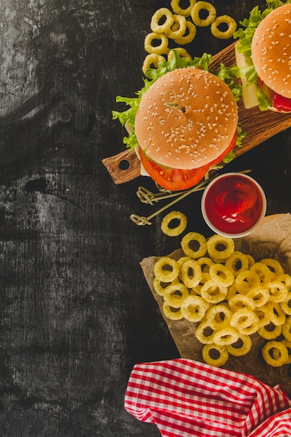 Foto gratuita vista superior de hamburguesas con queso y aros de cebolla