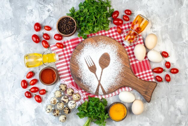 Vista superior de harina blanca en forma de tenedor y cuchara con huevos, verduras, verduras y condimentos sobre fondo blanco, huevo, leche, pastel, pastel, masa, ensalada