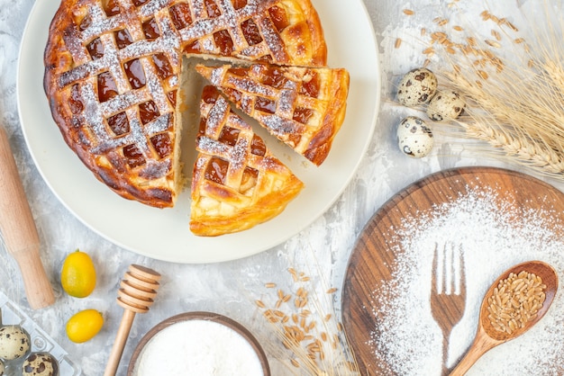 Foto gratuita vista superior de harina blanca en forma de tenedor y cuchara en mesa de luz pastel huevo dulce azúcar té cubiertos galletas hornear