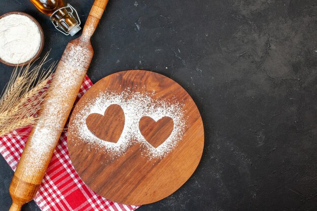 Vista superior harina en forma de corazón con aceite y harina blanca sobre fondo oscuro pastel de color azúcar té blanco galleta ensalada comida galleta