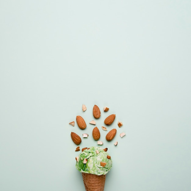 Foto gratuita vista superior helado de almendras con espacio de copia
