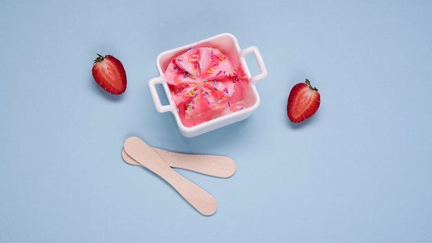 Vista superior helado de fresa en la mesa