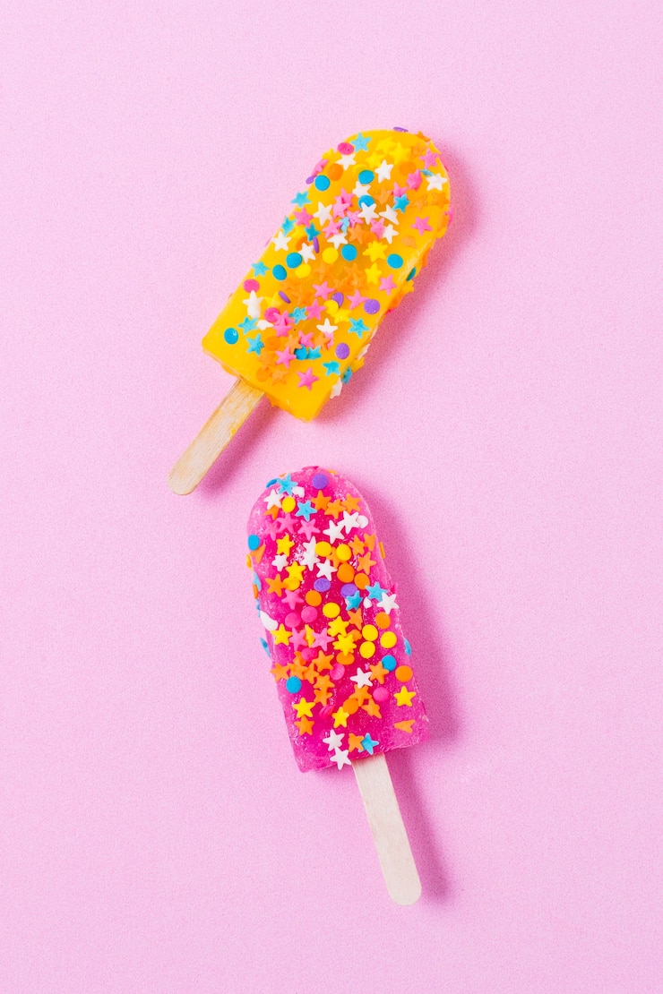 Foto gratuito vista superior helado en palo con dulces