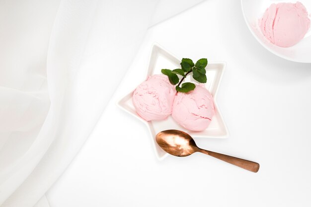 Foto gratuita vista superior de helado en un plato