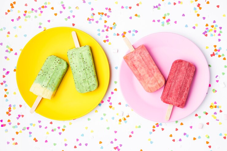 Foto gratuito vista superior de helado en platos