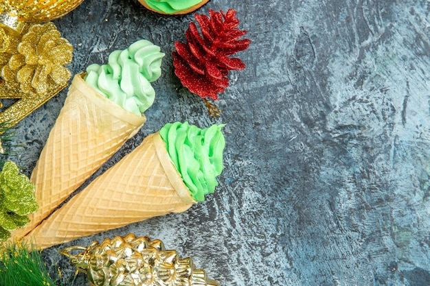 Vista superior de helados adornos de Navidad de cupcake de árbol de Navidad sobre fondo gris