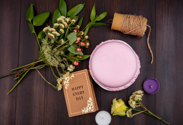 Foto gratuita vista superior de hermosas flores con hojas con rosa amarilla