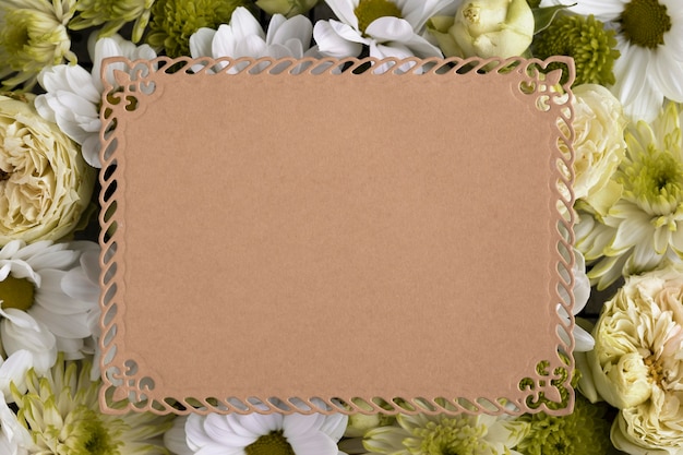 Foto gratuita vista superior de hermosas flores con tarjeta en blanco