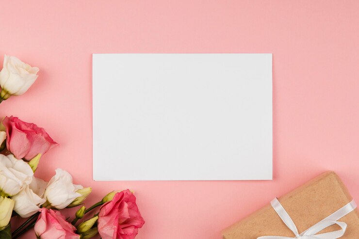 Foto gratuito vista superior hermoso arreglo de rosas con tarjeta vacía y regalo