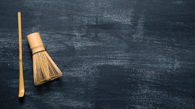 Vista superior de herramientas de madera para té en la mesa