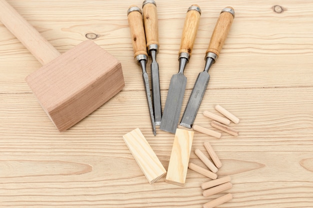 Vista superior de herramientas y piezas de madera.