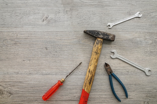 Foto gratuita vista superior de herramientas sobre superficie de madera para el día del padre