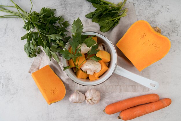 Vista superior hervidor de agua con ingredientes de sopa