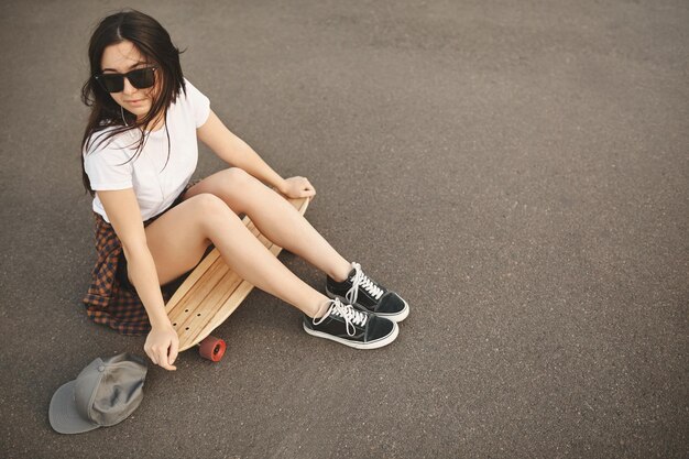 Vista superior hipster adolescente en gafas de sol snapback a su vez como