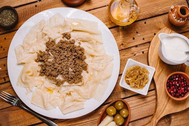 Foto gratuita vista superior de hojas de azerbaiyán khangal servido con carne de cordero picada y yogurt