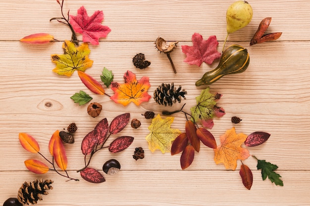 Vista superior de hojas de otoño en mesa de madera.