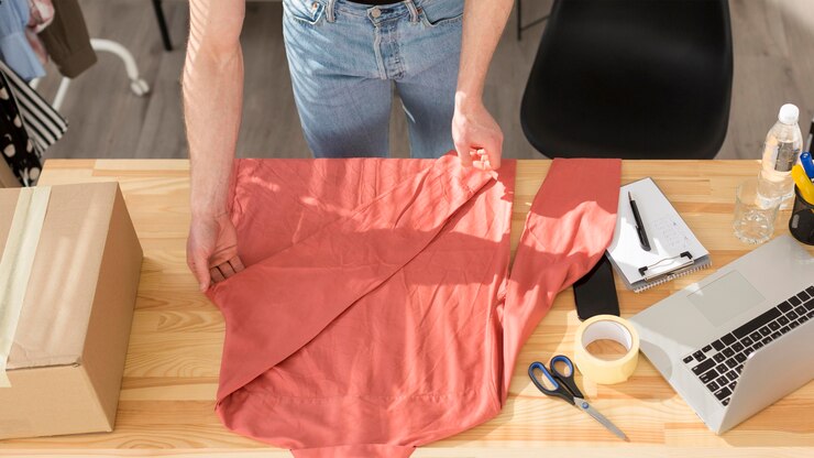 Foto gratuito vista superior del hombre con camisa