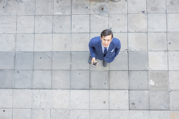 Vista superior de un hombre de negocios de pie delante de la oficina.