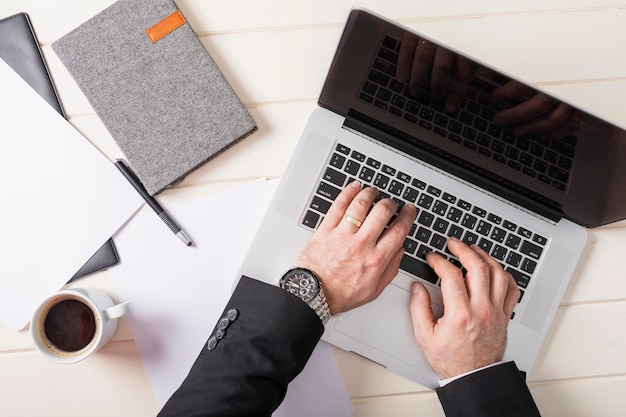 Foto gratuita vista superior del hombre de negocios que trabaja en la computadora portátil