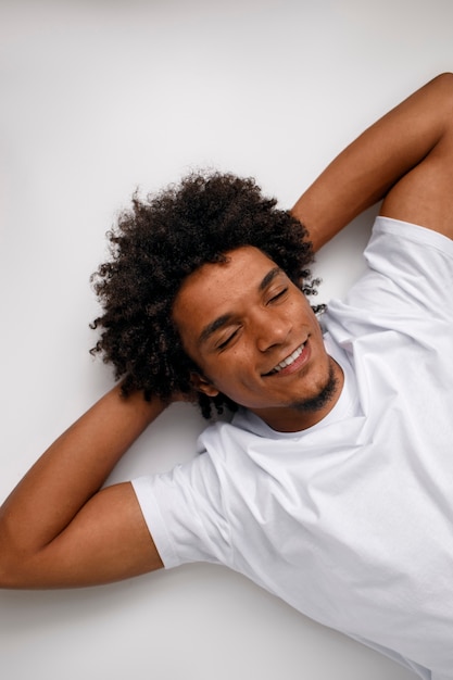 Foto gratuita vista superior hombre con peinado afro