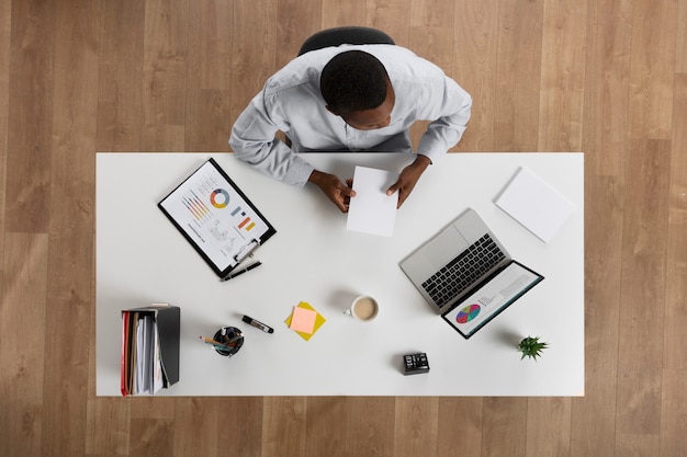 Foto gratuita vista superior del hombre que trabaja en el escritorio