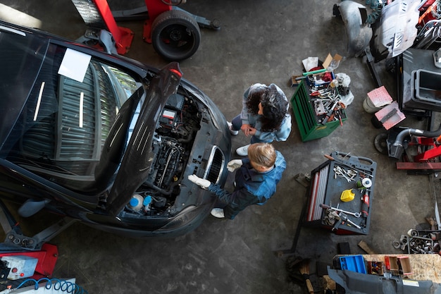 Vista superior hombre reparando coche