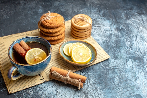 Vista superior de la hora del té con deliciosas galletas apiladas canela limón en un periódico viejo