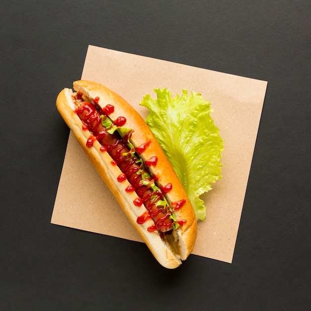 Vista superior de hot dog con lechuga