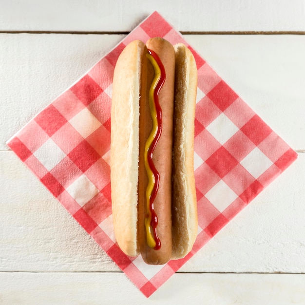 Vista superior de hot dog con servilleta
