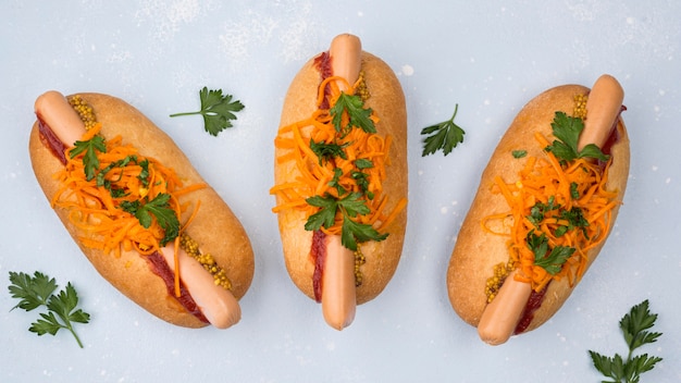 Foto gratuita vista superior de hot dogs con salchicha y perejil