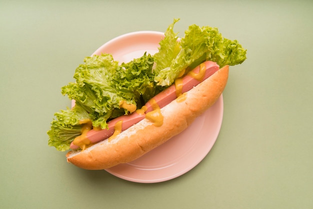 Foto gratuita vista superior hotdog en placa