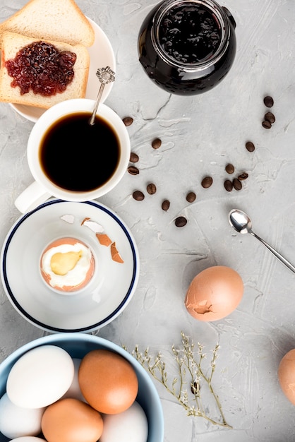 Vista superior huevo cocido y taza de café d