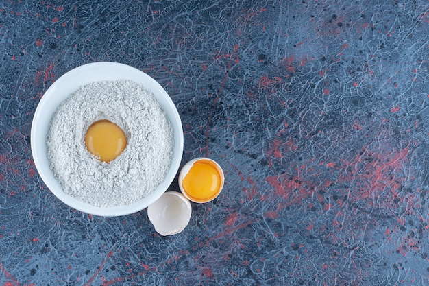 Foto gratuita vista superior del huevo de gallina blanco fresco roto con yema y clara de huevo