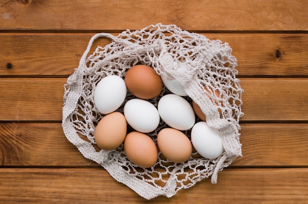 Foto gratuita vista superior de huevos en bolsa de malla lista para pascua