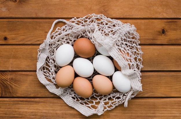 Vista superior de huevos en bolsa de malla lista para pascua