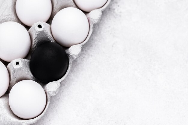 Vista superior de huevos de diferentes colores para el movimiento de la materia de vidas negras