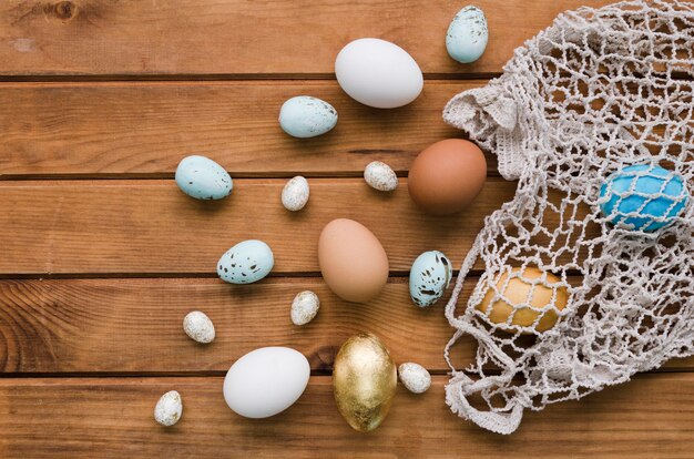 Vista superior de huevos de pascua en bolsa de malla