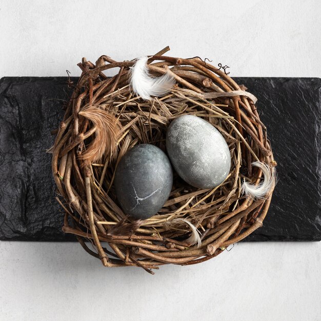 Vista superior de huevos de pascua en nido de pájaro
