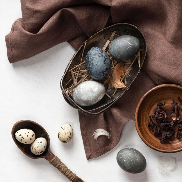 Vista superior de huevos de pascua con tela y cuchara de madera