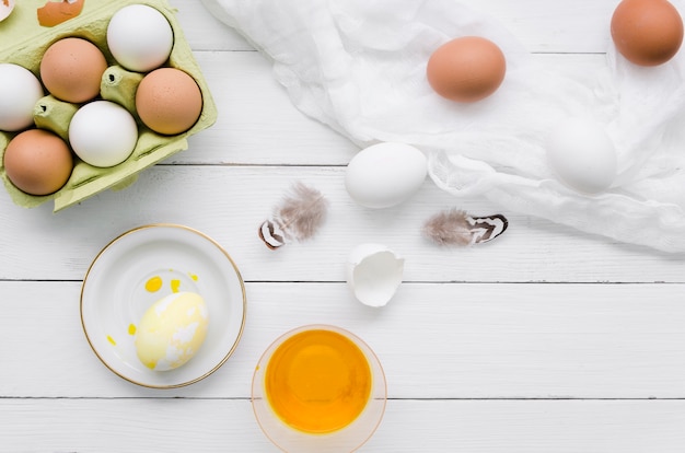 Vista superior de huevos de pascua con tinte y plumas