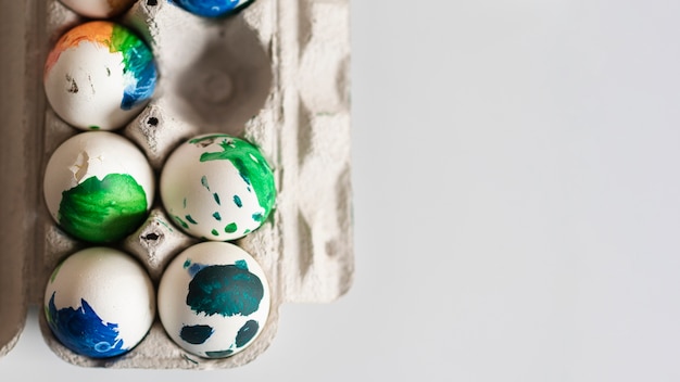 Vista superior huevos pintados para pascua