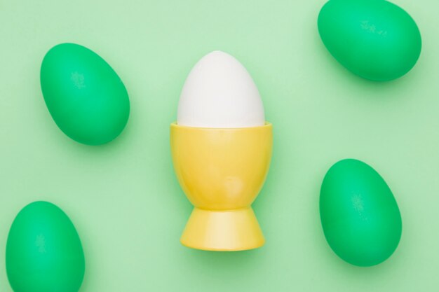 Vista superior de huevos pintados de verde