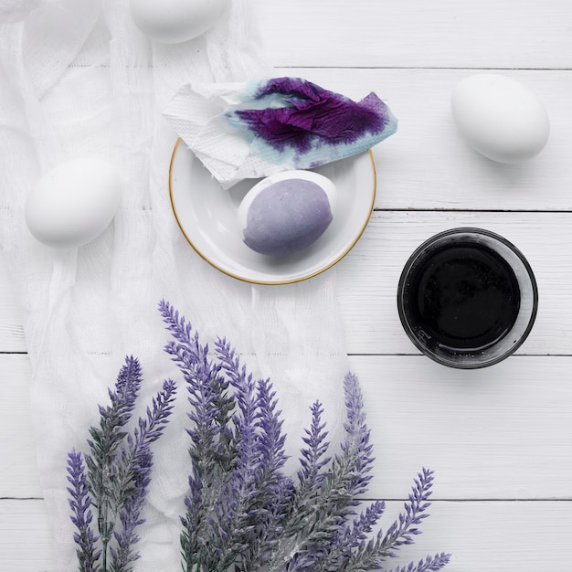 Vista superior de huevos teñidos para pascua con planta de lavanda